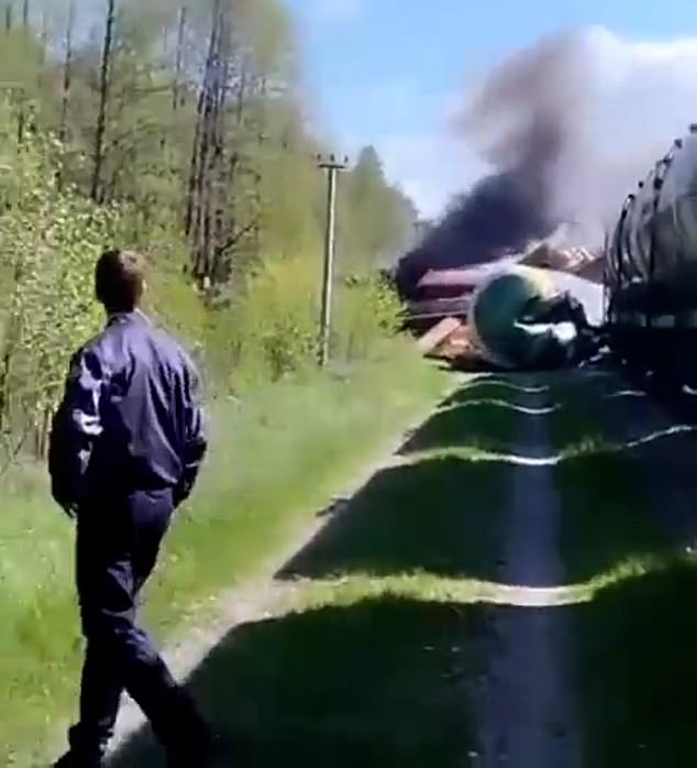 وقال الحاكم المحلي ألكسندر بوغوماز إن القطار الذي كان يحمل دبابات روسية استهدف منطقة بريانسك الروسية ، مضيفا أنه لم تقع إصابات.