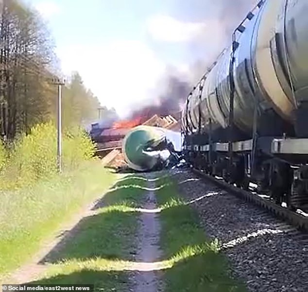 خرج قطار شحن روسي عن مساره واشتعلت فيه النيران اليوم بعد انفجار عبوة ناسفة على خطوط السكك الحديدية على بعد 37 ميلاً فقط من الحدود الأوكرانية يوم الاثنين.