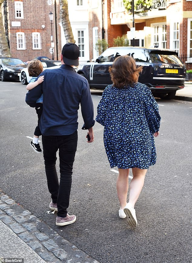 الأميرة يوجيني تمشي جنبًا إلى جنب مع زوجها جاك بروكس بانك أثناء مغادرتهم مطعم Bluebird في تشيلسي