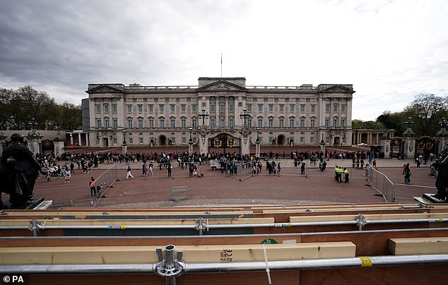 الصورة من المنصة الإعلامية في نصب الملكة فيكتوريا التذكاري في لندن أمس