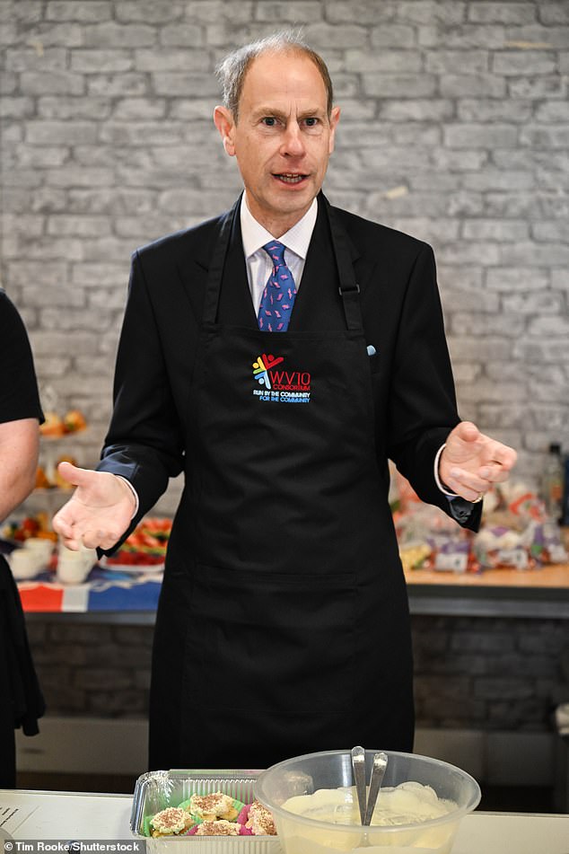 ارتدى الأمير إدوارد مئزرًا أسود فوق بدلته المصممة وعلق بالطهي