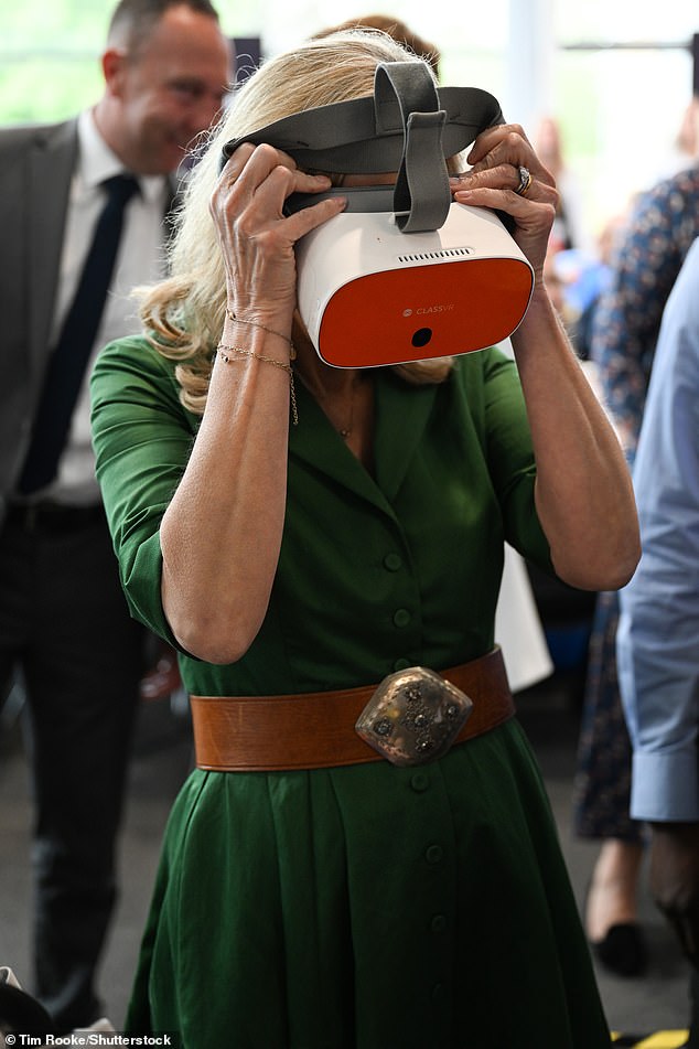 لعبت صوفي على سماعة رأس VR أثناء زيارتها إلى حفل غداء التتويج الكبير في كلية ولفرهامبتون