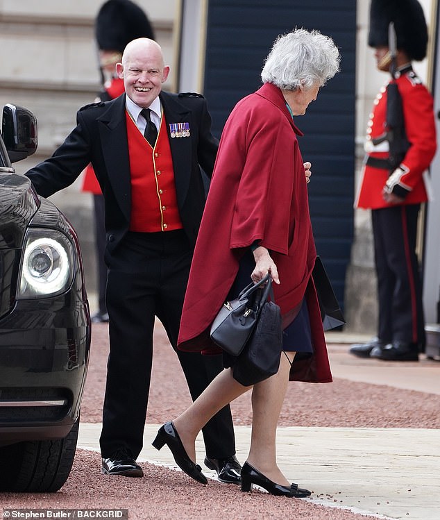 تصل سيدة الملكة إليزابيث الثانية ، السيدة سوزان هاسي ، إلى قصر باكنغهام بعد ظهر يوم الثلاثاء