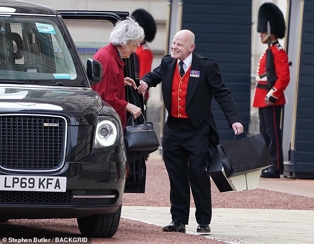 سيدة الانتظار المثيرة للجدل الملكة إليزابيث الثانية السيدة سوزان هاسي تصل إلى قصر باكنغهام بعد ظهر يوم الثلاثاء