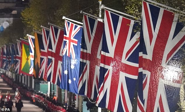 يتم عرض أعلام بريطانيا ودول الكومنولث على طول المول لهذا الحدث