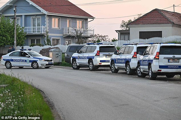 أغلقت الشرطة طريقًا في قرية دوبونا بالقرب من بلدة ملادينوفاك ، على بعد حوالي 60 كيلومترًا (37 ميلاً) جنوب العاصمة الصربية بلغراد ، يوم الجمعة بعد مقتل ثمانية أشخاص على الأقل وإصابة 13 في إطلاق نار من سيارة مسرعة.