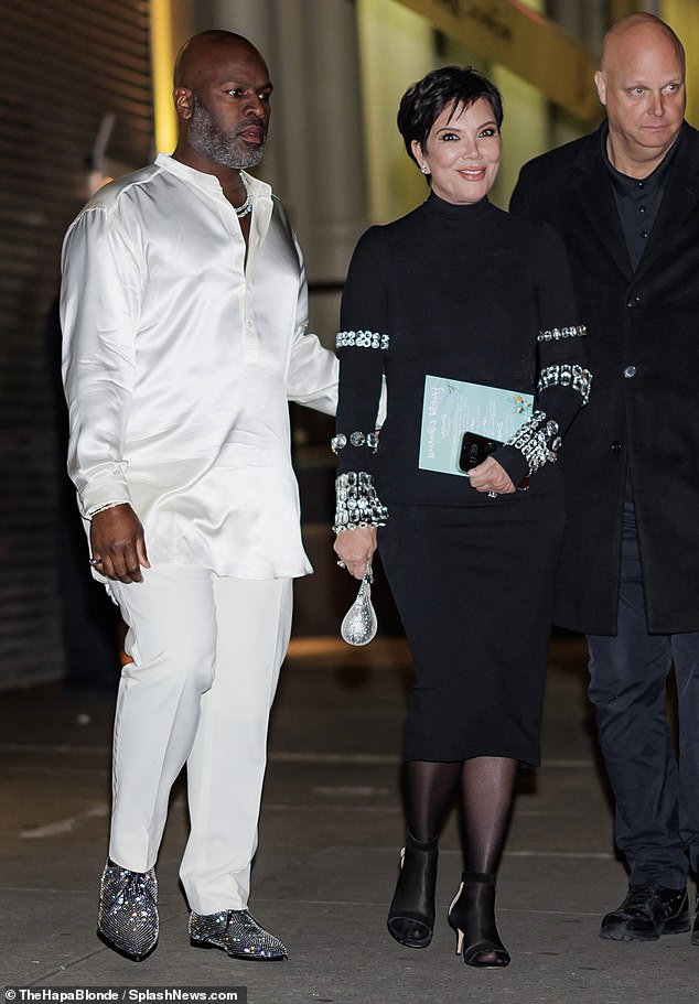 ليلة التاريخ: تألقت كريس إلى جانب حبيبها الأنيق كوري جامبل ، الذي كان يرتدي زوجًا من الأحذية ذات الفساتين البراقة وبدلة بيضاء ناصعة.