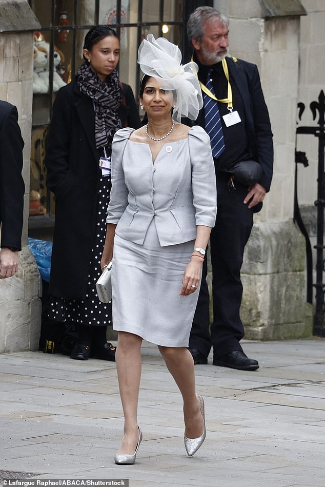 في الصورة: وزيرة الداخلية سويلا برافرمان تصل إلى حفل تتويج الملك تشارلز الثالث والملكة كاميلا في وستمنستر أبي ، في لندن ، في 6 مايو 2023