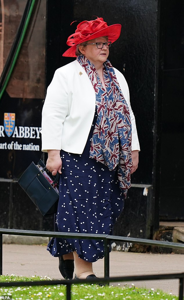 في الصورة: وزيرة البيئة تيريز كوفي تصل قبل حفل تتويج الملك تشارلز الثالث والملكة كاميلا في وستمنستر أبي ، في لندن ، في 6 مايو 2023