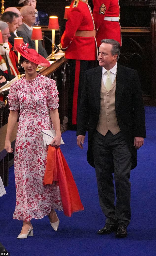 في الصورة: رئيس الوزراء السابق ديفيد كاميرون وزوجته سامانثا في حفل تتويج الملك تشارلز الثالث والملكة كاميلا في وستمنستر أبي في لندن في 6 مايو 2023