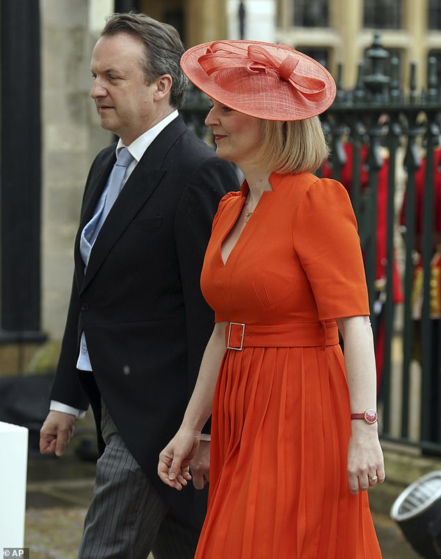 في الصورة: رئيسة الوزراء السابقة ليز تروس وزوجها هيو أوليري يصلان إلى وستمنستر أبي قبل تتويج الملك تشارلز الثالث والملكة كاميلا ، في لندن ، في 6 مايو 2023