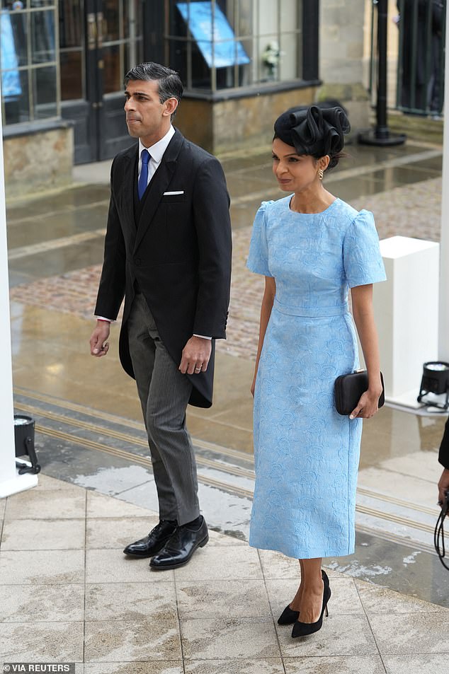 في الصورة: رئيس الوزراء ريشي سوناك وزوجته أكشاتا مورتي يصلان لحضور حفل تتويج الملك تشارلز والملكة كاميلا في وستمنستر أبي ، في لندن ، في 6 مايو 2023