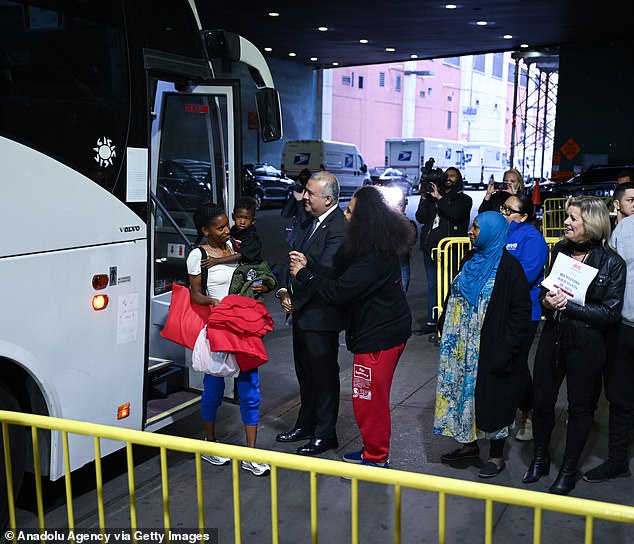 تصل حافلة تقل مهاجرين من تكساس إلى محطة حافلات هيئة ميناء نيويورك في 3 مايو / أيار