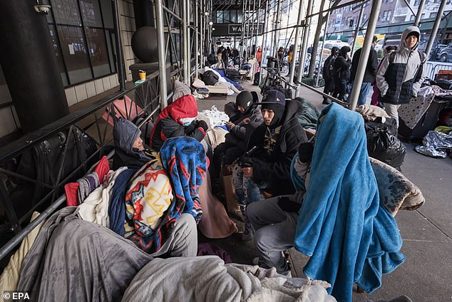 شوهد مهاجرون ينامون في ظروف قاسية في مدينة نيويورك في الأول من فبراير