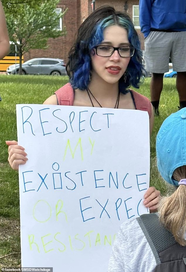 أظهرت صور من فوكس كانساس سيتي حوالي 60 طالبًا يحملون لافتات خارج المدرسة