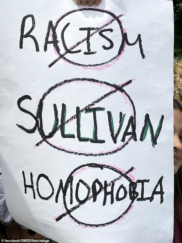 يتهم الطلاب سوليفان بعدم استخدام الضمائر الصحيحة عند مخاطبة الطلاب المتحولين جنسياً وانتقاد تجارب الطلاب غير البيض في العنصرية