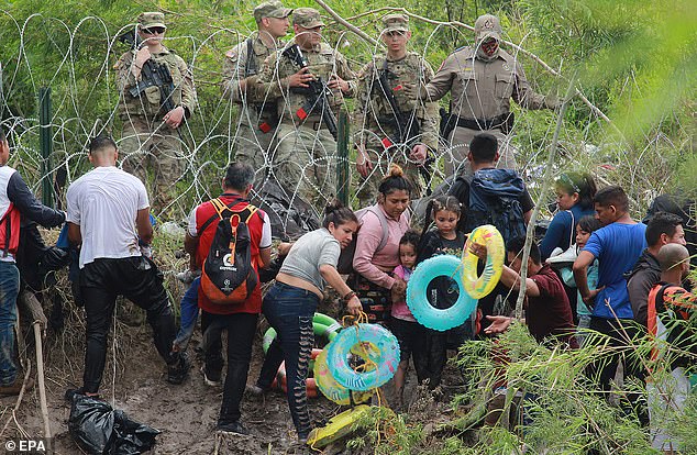 راقبت قوات الأمن المهاجرين وهم يحاولون دخول الولايات المتحدة بعد عبور نهر ريو غراندي في ماتاموروس بالمكسيك قبل نهاية الباب 42