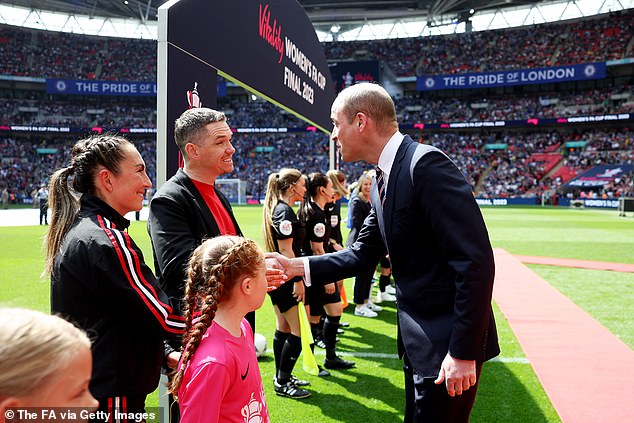 مارك سكينر ، مدير مانشستر يونايتد ، يصافح الأمير ويليام ، أمير ويلز ورئيس اتحاد كرة القدم ، قبل نهائي كأس الاتحاد الإنجليزي لكرة القدم Vitality للسيدات