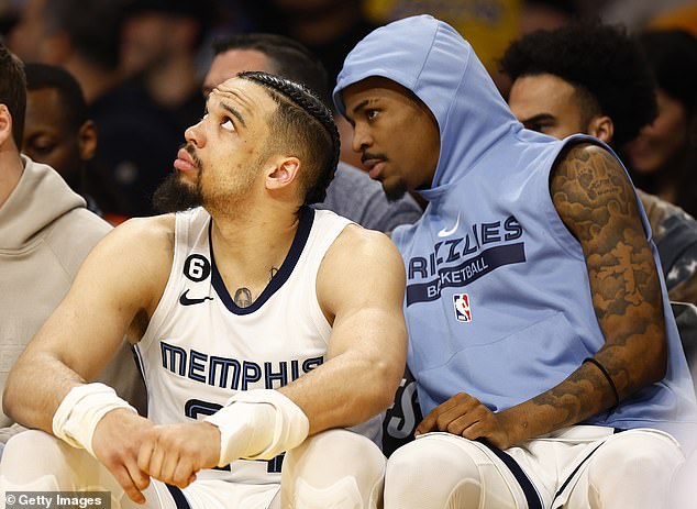 اعترف مورانت بأن الخلافات تشتيت انتباه الفريق (في الصورة مع زميله في فريق Memphis Grizzlies Dillon Brooks ، على اليسار)