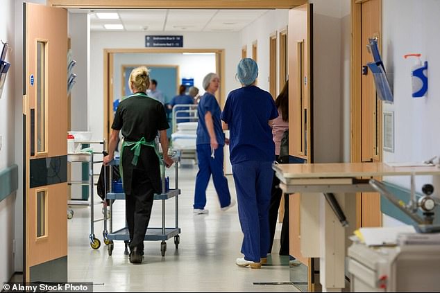 على مدى السنوات الخمس الماضية ، سجلت المستشفيات في إنجلترا 145 حادثة إدخال أنابيب أنفية معدية بشكل خاطئ ، منها 28 حالة تنتهي بالوفاة.
