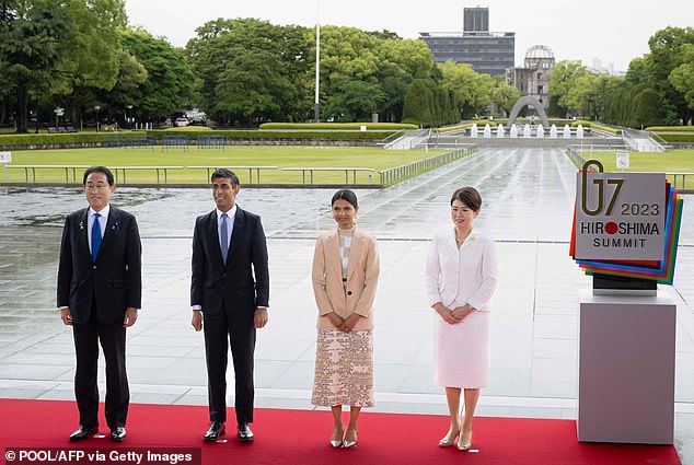 شوهد فوميو كيشيدا ، في الصورة على اليسار ، وعائلته من هيروشيما ، وهو يتحدث إلى القادة ويشير إلى أجزاء من الحديقة