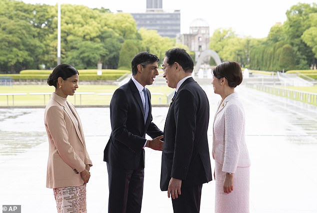استقبل رئيس الوزراء الياباني فوميو كيشيدا وزوجته يوكو رئيس الوزراء البريطاني ريشي سوناك وزوجته أكشاتا مورتي.