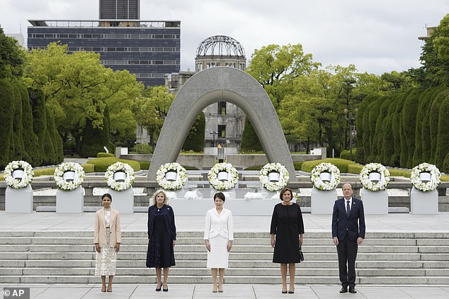 كانت سيدة اليابان الأولى يوكو كيشيدا حاضرة أيضًا ، وهي تنحني أمام النصب التذكاري الذي يمثل المأساة.