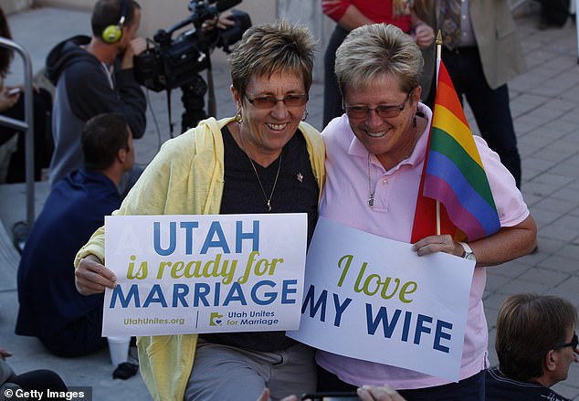الناس يحملون لافتات ويهتفون في احتفال زواج المثليين في ولاية يوتا في أكتوبر 2014