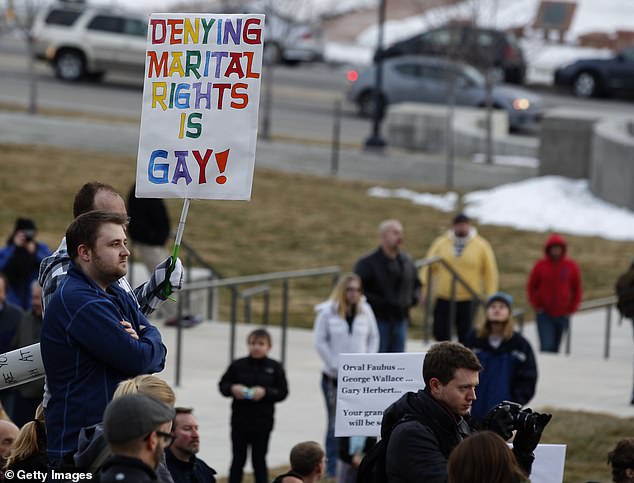 نظم المؤيدون تجمعًا مؤيدًا للزواج المثلي خارج مبنى الكابيتول بولاية يوتا في عام 2014. في يونيو 2015 ، ألغت المحكمة العليا جميع أشكال الحظر التي فرضتها الولاية على زواج المثليين والتي جعلت الزواج من نفس الجنس قانونيًا في جميع الولايات.