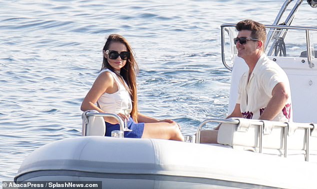الإبحار: في وقت سابق من اليوم ، شوهد الزوجان على متن قارب عند وصولهما إلى فندق Hôtel du Cap-Eden-Roc في أنتيب ، فرنسا