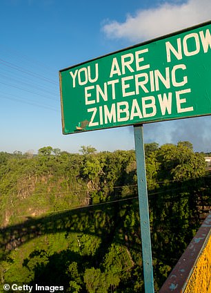 زيمبابوي ، موطن ما يقرب من 16 مليون شخص ، تعاني من ارتفاع مفاجئ في تكاليف المعيشة لعقود من الزمان والرئيس السابق المثير للجدل روبرت موغابي ، الذي عانى 37 عامًا في السلطة من الفساد والعنف.