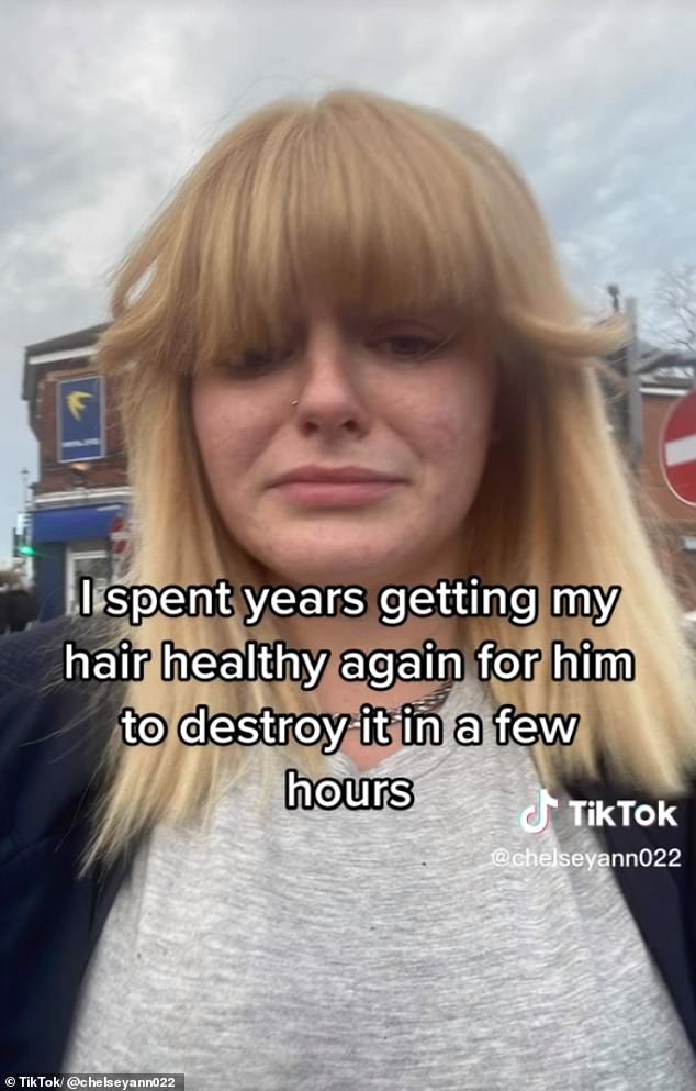 صنعت تشيلسي آن ، من كينت ، مقطع فيديو عبر الإنترنت - حصد أكثر من مليوني مشاهدة - حول كيف دمر مصفف شعر شعرها.  في الصورة: شعرها بعد العلاج