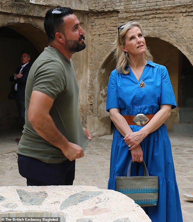 خلال زيارة لقلعة أربيل ، ارتدت صوفي فستانًا قصير الأكمام باللون الأزرق الياقوتي ارتدته مع حزام بني وحقيبة منقوشة.
