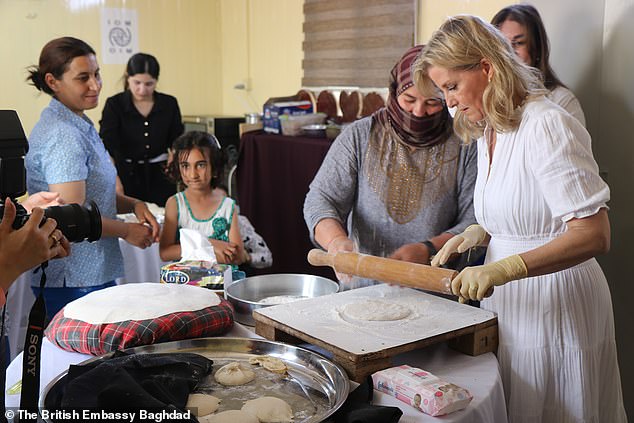 في لقطة أخرى تم التقاطها من داخل المخيم ، كانت تمسك دبوسًا ، حيث يتم تعليمها كيفية خبز الطبق
