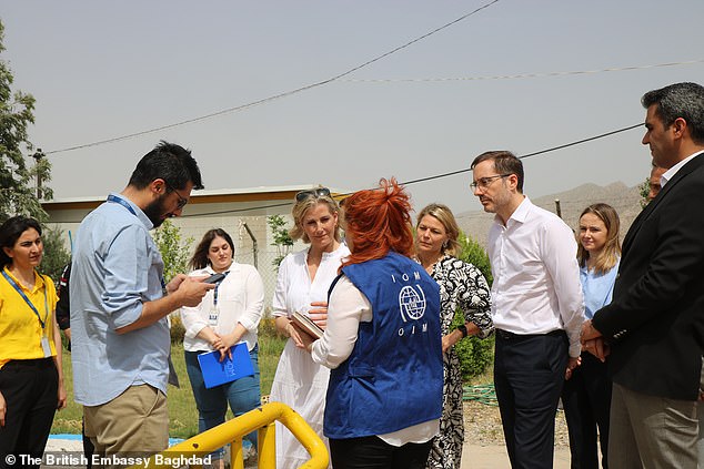 كما تم تصوير الدوقة وهي تستمع باهتمام إلى أحد العاملين في المنظمة الدولية للهجرة خارج المخيم ، وهي ترتدي نظارة شمسية على رأسها.