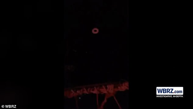 في الصورة: لقطة ثابتة من مقطع فيديو تم التقاطه لروبنز وهو يقفز في الماء ، والذي شاهده WBRZ - يمكن رؤية حلقة نجاة في الماء