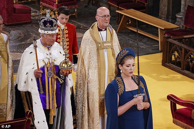 بيني موردونت في الصورة وهي تحمل سيف الدولة بينما كانت تسير أمام الملك تشارلز الثالث خلال حفل تتويجه في كنيسة وستمنستر