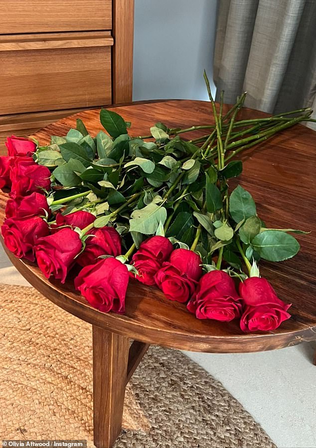 الرومانسية لم تمت: يمكن رؤية ما مجموعه 12 وردة حمراء جالسة على طاولة في غرفة الفندق في صورة واحدة
