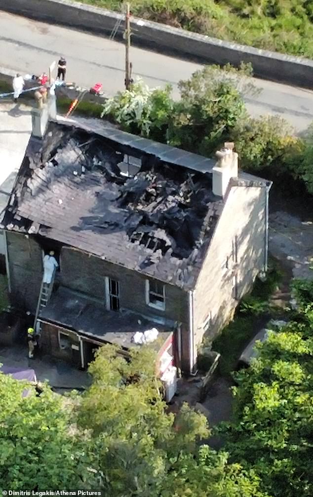 تُظهر صور طائرات بدون طيار تابعة للشرطة الأضرار الناجمة عن الحريق الذي مزق سقف المنزل