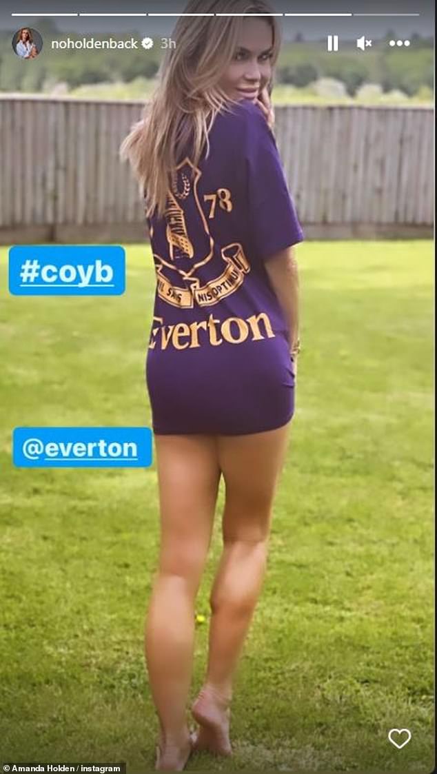 إظهار دعمها!  ارتدت أماندا هولدن عرضًا طويلًا لأنها انزلقت في قميص أرجواني كبير الحجم من فريق كرة القدم المفضل لديها - Everton FC