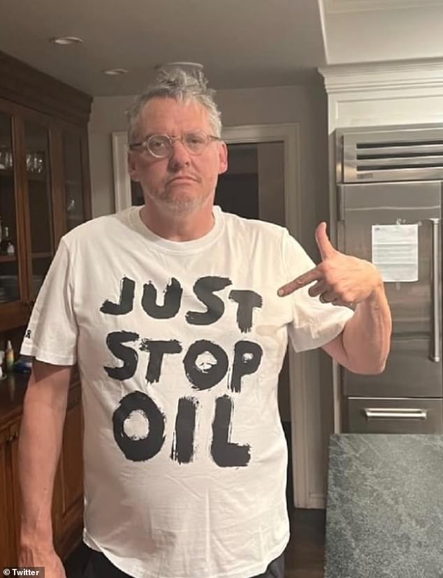 آدم مكاي يرتدي قميص Just Stop Oil لأنه يدعم علانية مجموعة في الصورة التي يتم مشاركتها على وسائل التواصل الاجتماعي