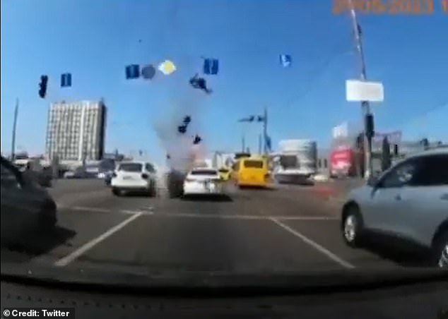 في الفيديو ، سقط الصاروخ على منتصف الطريق ، وفقد سيارتين بيضاء