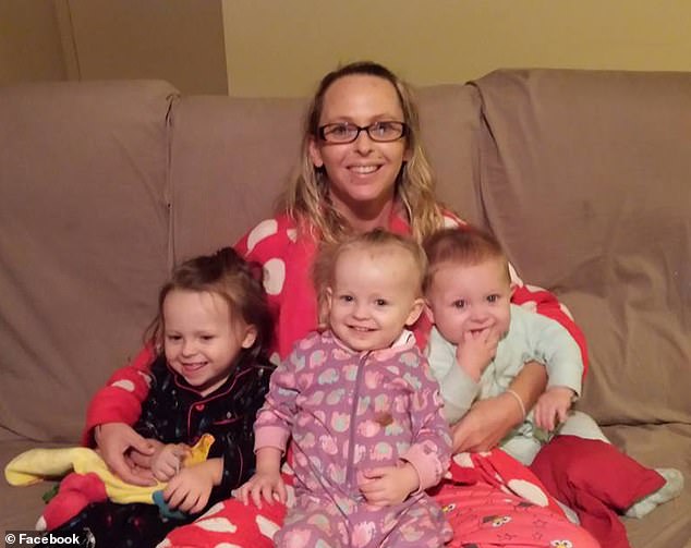 السيدة ماكليود في الصورة مع أطفالها الأربعة