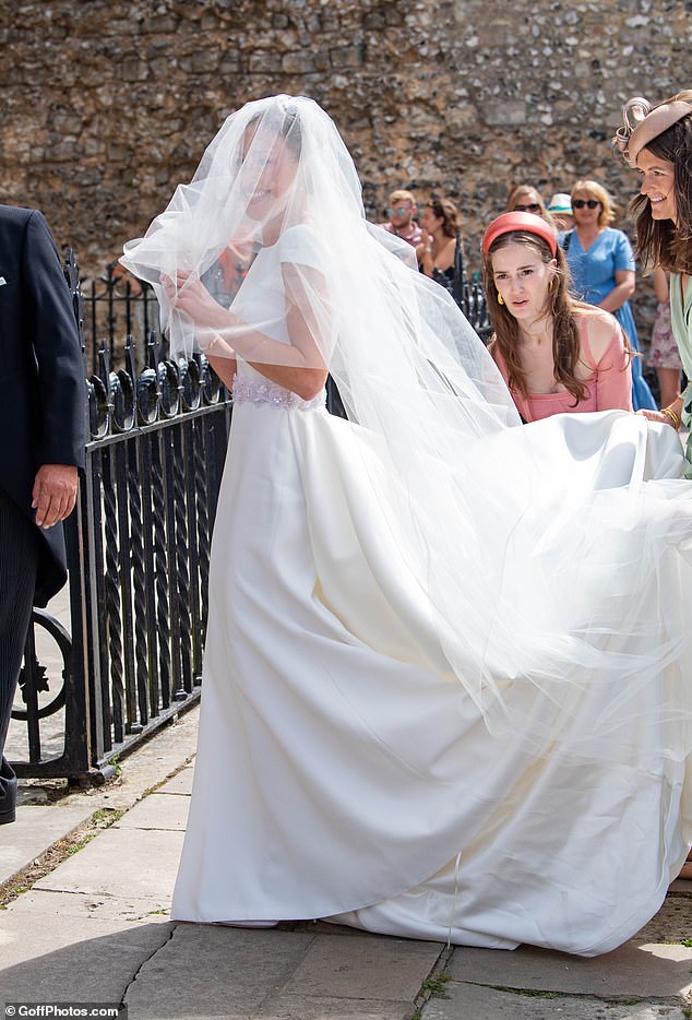 تزوجت السيدة تاتيانا من ألكسندر درو في يوليو الماضي في كاتدرائية وينشستر وصمم الفستان سوزان نيفيل