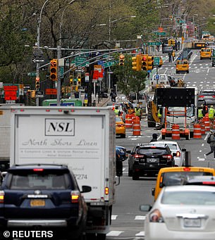 تتنقل حركة المرور حول أعمال البناء في الجادة الأولى في مانهاتن ، مدينة نيويورك (ملف)