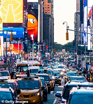 فترة ظهيرة نموذجية لحركة المرور في تايمز سكوير في وسط مانهاتن ، مدينة نيويورك (ملف)