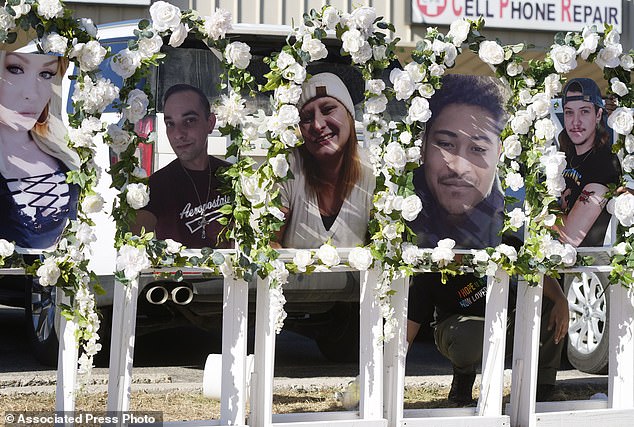عرض صور لضحايا إطلاق النار في نصب تذكاري بالقرب من النادي