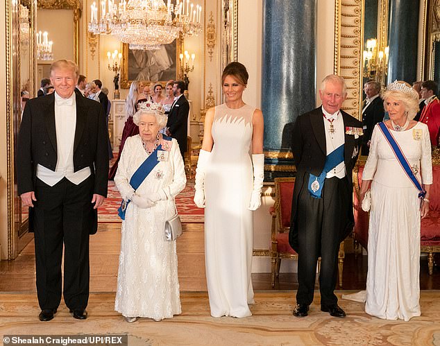 لم يخف دونالد ترامب نفسه حبه للنظام الملكي البريطاني.  في الصورة من اليسار إلى اليمين: دونالد ترامب ، والملكة الراحلة ، وميلانيا ترامب ، ودوق ودوقة كورنوال في ذلك الوقت في مأدبة رسمية في قصر باكنغهام في عام 2019.