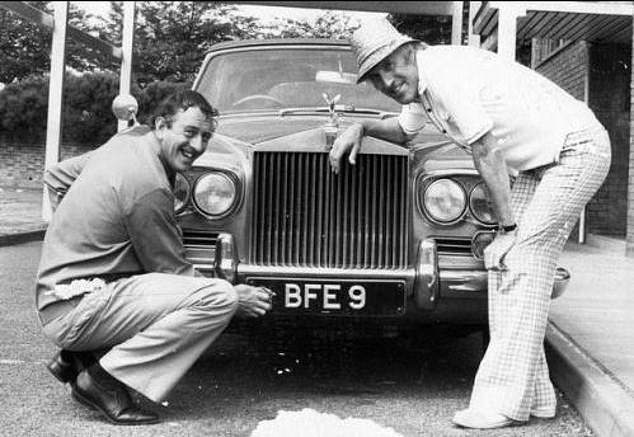 شوهد السير بروس مع ما يبدو أنه نفس سيارة رولز رويس في عام 1975 ، على الرغم من أنها ظهرت بعد ذلك على لوحة رقمه الخاصة 