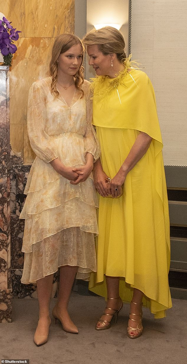 الملكة البلجيكية وابنتها بدتا أنيقتين في الفساتين الصيفية ، حيث ذهبت ماتيلد للحصول على الظل الأصفر المشمس وإليونور تعيد تدوير ثوب زهري